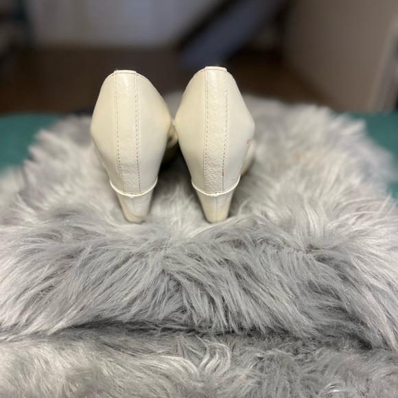 FENDI HIGH HEEL very good condition and it have the Fendi logo on it - Picture 6 of 6